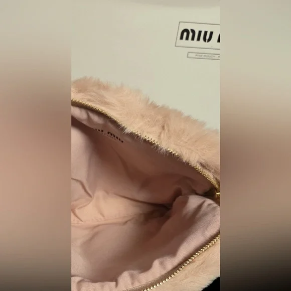 New in Box Rare Miu Miu Parfums GWP Larger Blush Faux Fur Clutch w/Gold Hardware - Picture 3 of 12